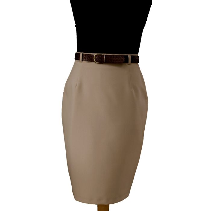 Beigefarvet, helforet pencilskirt med brunt bælte i læderlook