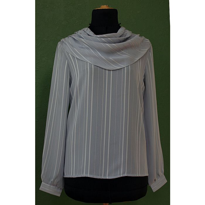 Bluse med vandfaldskrave fra Eurofashion, str. 36. Velholdt