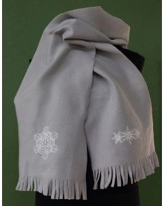 Gråt halstørklæde i fleece med broderier af snefnug
