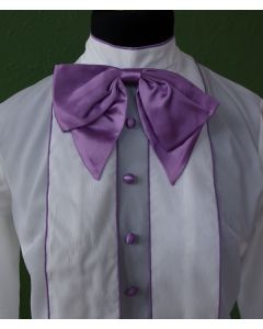 Hvid vintage bluse med lyslilla tittekanter, slåede knapper og aftagelig sløjfe, str. 40. Ubrugt