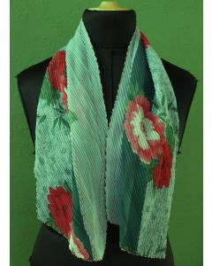 Lyseblåt plisseret vintage tørklæde med blomstermotiver, fra Japan. Ubrugt