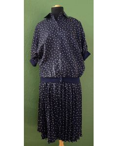 Todelt, mørkeblåt sæt med hvide prikker fra Brandtex, str. 38, ubrugt