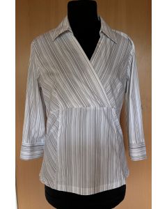Stribet bluse med slå-om effekt fra Visual i str. M.