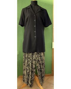 Sæt med mønstrede bukser og sort storskjorte, Brandtex m.m., str. 38