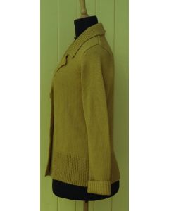 Karryfarvet cardigan i strik fra Godske i str. 38. Ubrugt