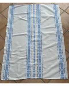 Hvid vintage dug med blåt mønster. Dugen er ubrugt