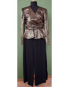 Festsæt fra Eurofashion og Juma-tex. Sort/guld slå-om overdel med peplum og sorte bukser med elastik i talje, str. 38. Ubrugt