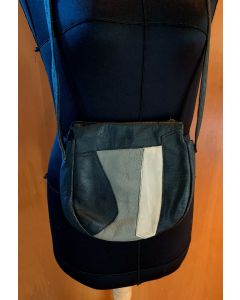 Vintage skuldertaske i skind med lapper i grå nuancer, 70s