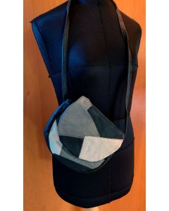 Vintage skuldertaske i skind med lapper i grå nuancer, 70s