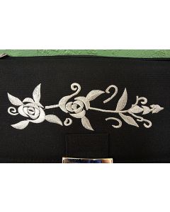 Vintage skuldertaske i sort stof med blomsterbroderi i sølv, fra 70s