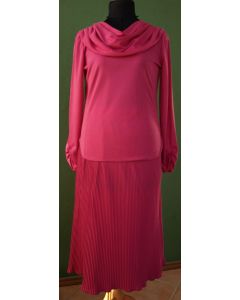 Fuchsiafarvet vintage sæt med plisseret nederdel og bluse med vandfaldskrave fra Pitava, str. 36/38, ubrugt