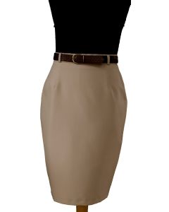 Beigefarvet, helforet pencilskirt med brunt bælte i læderlook
