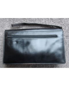 Sort vintage clutch i skind, unisex, velholdt og opbevaret røgfrit
