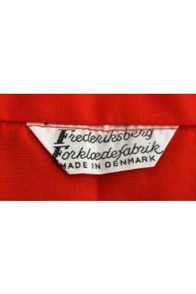 Rødt forklæde fra Frederiksberg Forklædefabrik