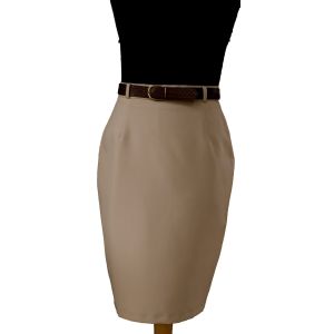 Beigefarvet, helforet pencilskirt med brunt bælte i læderlook