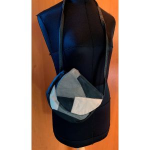 Vintage skuldertaske i skind med lapper i grå nuancer, 70s