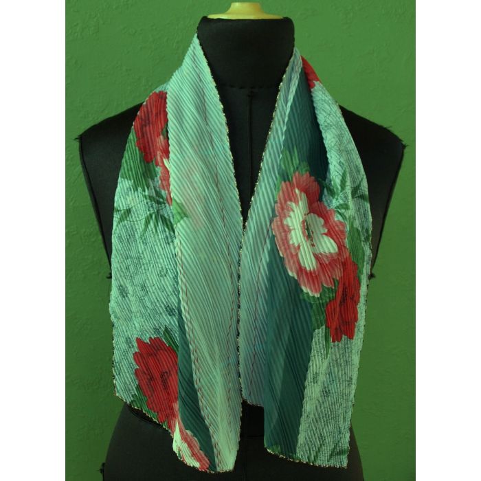 Lyseblåt plisseret vintage tørklæde med blomstermotiver, fra Japan. Ubrugt