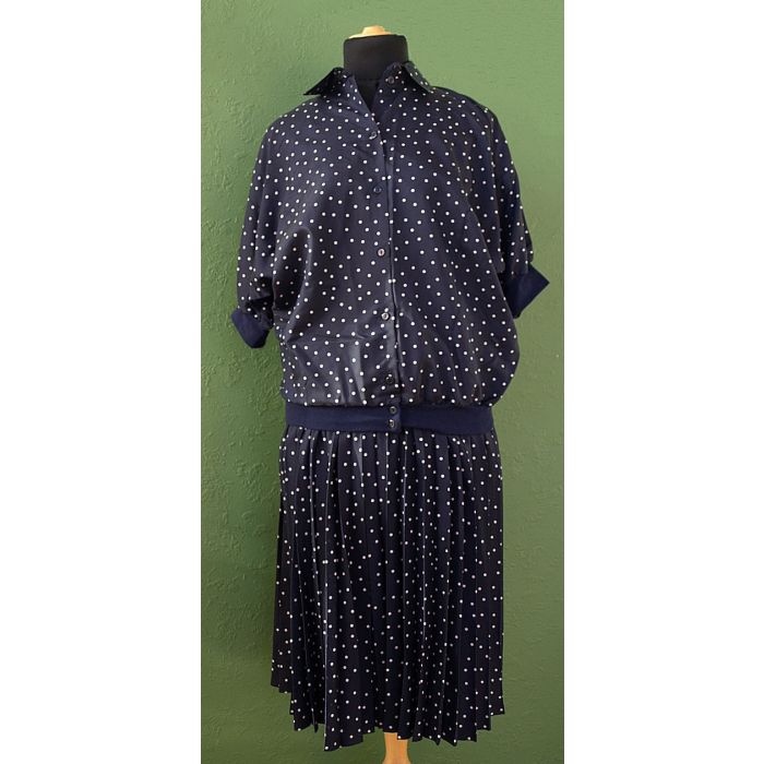 Todelt, mørkeblåt sæt med hvide prikker fra Brandtex, str. 38, ubrugt