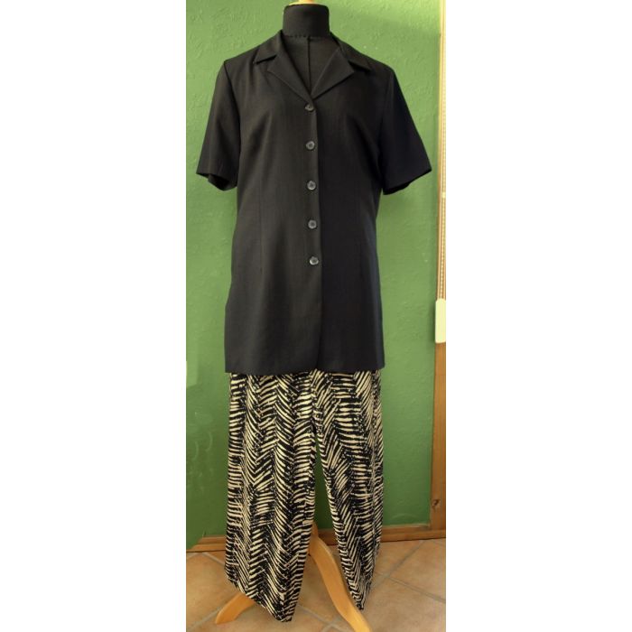 Sæt med mønstrede bukser og sort storskjorte, Brandtex m.m., str. 38
