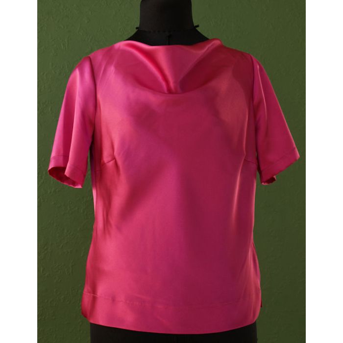 Fuchsiafarvet bluse med vandfaldskrave fra Godske, str. 34, ubrugt