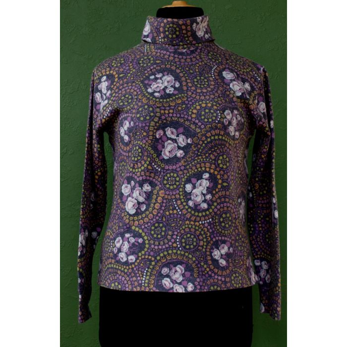 Vintage højhalset bluse med blomstermønster i lilla nuancer – flot retrostil