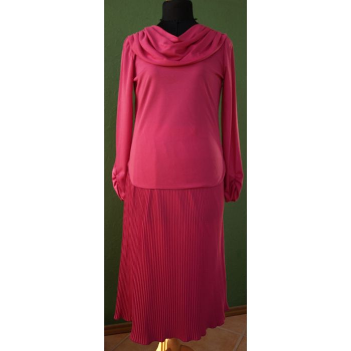 Fuchsiafarvet vintage sæt med plisseret nederdel og bluse med vandfaldskrave fra Pitava, str. 36/38, ubrugt