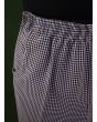 Sort og hvid ternede shorts med lange ben, her i close up ved lomme