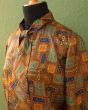 Vintage skjortebluse i gyldne nuancer, str. 36/38, her ses mønster i close up