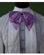 Hvid vintage bluse med lyslilla tittekanter, slåede knapper og aftagelig sløjfe, str. 40