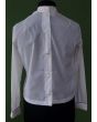 Hvid vintage bluse med lyslilla tittekanter, slåede knapper og aftagelig sløjfe, str. 40, her set bagfra
