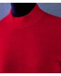 Rød, kortærmet strikbluse med turtleneck, str. 38, her set i close up