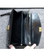 Sort vintage clutch i skind, unisex, velholdt og opbevaret røgfrit, her ses rummene