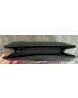 Sort vintage clutch i satinstof, her vist fra oven.