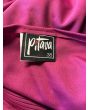 Fuchsiafarvet vintage sæt med plisseret nederdel og bluse med vandfaldskrave fra Pitava, str. 36/38, logo